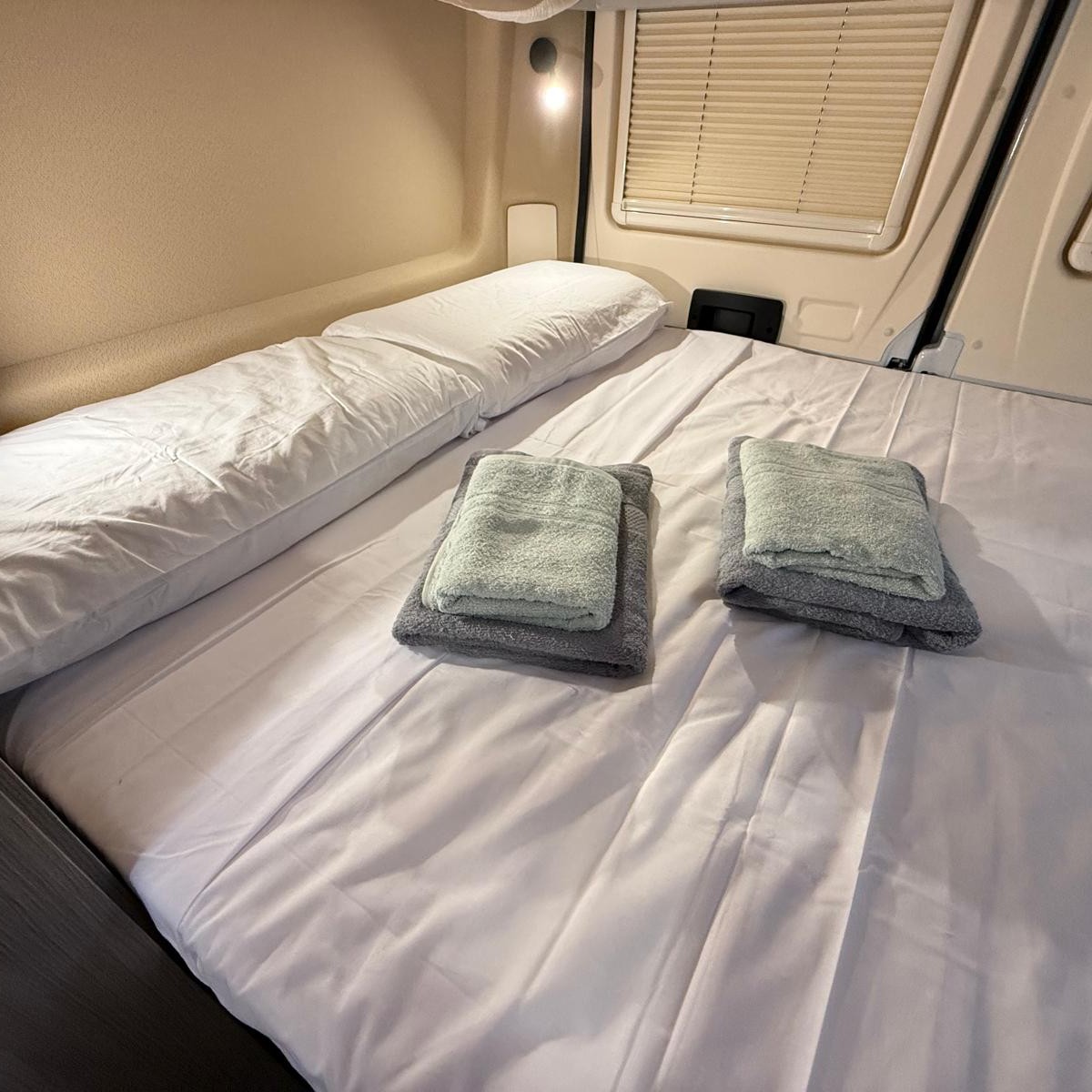 Vista lateral exterior camper alquiler Málaga